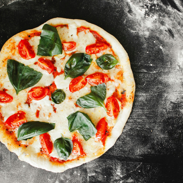 Włoska pizza wyjęta z pieca Valoriani