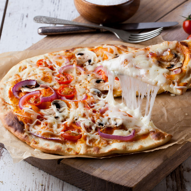 Zbliżenie na chrupiące ciasto pizzy