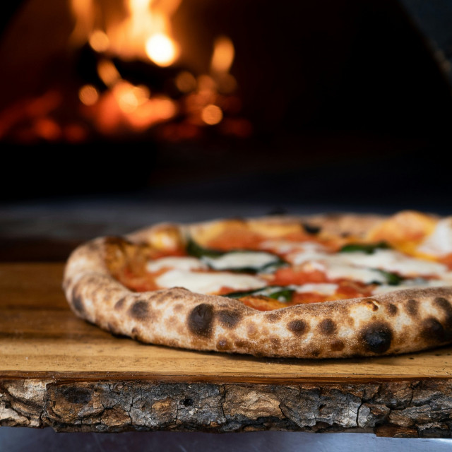 Klasyczna włoska pizza w stylu neapolitańskim