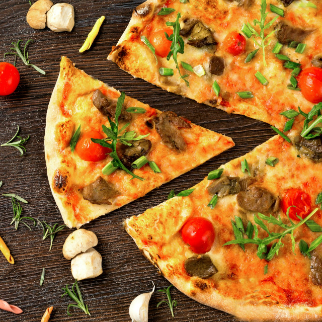 Pizza z kolorowymi świeżymi składnikami